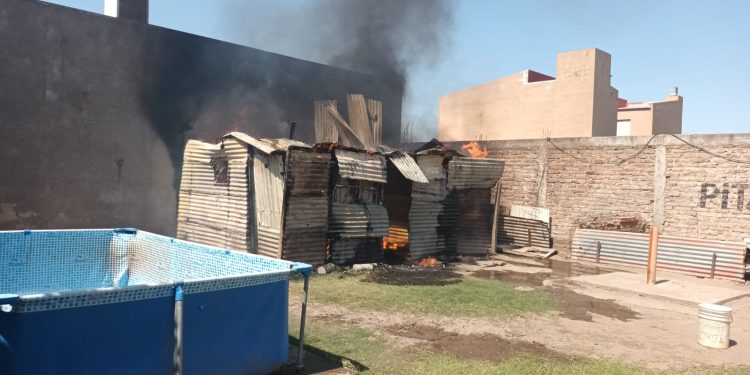 INCENDIO EN EL GALPÓN TRASERO DE UNA VIVIENDA