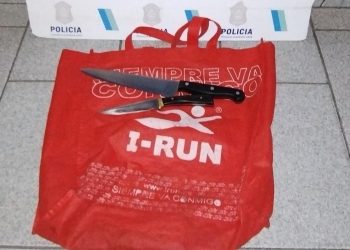 ESGRIMIENDO CUCHILLOS, AMENAZARON DE MUERTE A UNA FAMILIA