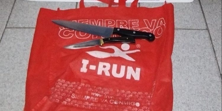 ESGRIMIENDO CUCHILLOS, AMENAZARON DE MUERTE A UNA FAMILIA