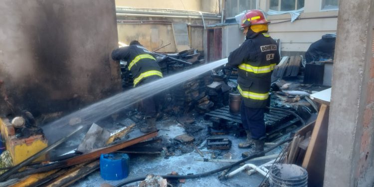 INCENDIO EN EL PATIO TRASERO DEL HOSPITAL ITALIANO