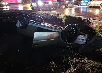 UN AUTO VOLCÓ EN LA RUTA 3 Y CHARLONE