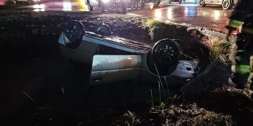UN AUTO VOLCÓ EN LA RUTA 3 Y CHARLONE