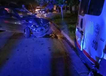 UN HOMBRE CHOCÓ CON SU AUTO A DOS VEHÍCULOS ESTACIONADOS