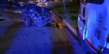 UN HOMBRE CHOCÓ CON SU AUTO A DOS VEHÍCULOS ESTACIONADOS