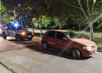 CHOCÓ CONTRA UN AUTO ESTACIONADO, LE DIO LOS DATOS DEL SEGURO Y SE FUE