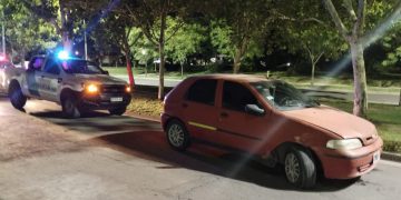 CHOCÓ CONTRA UN AUTO ESTACIONADO, LE DIO LOS DATOS DEL SEGURO Y SE FUE