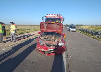 BORRACHO CHOCÓ CONTRA EL GUARDARRAÍL EN LA RUTA 3 E INDIADA