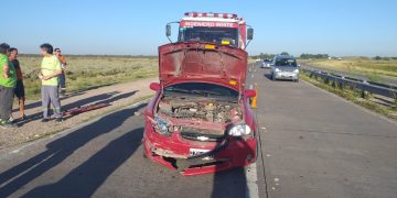 BORRACHO CHOCÓ CONTRA EL GUARDARRAÍL EN LA RUTA 3 E INDIADA