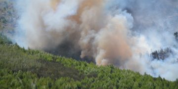 TRABAJAN PARA SOFOCAR EL FUEGO EN LAS SIERRAS