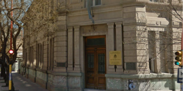 SE ENCADENÓ EN LA FISCALÍA PIDIENDO JUSTICIA POR SU HIJA ABUSADA