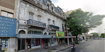 TRES HOSPITALIZADOS TRAS UN INCENDIO EN UNA PENSIÓN CÉNTRICA