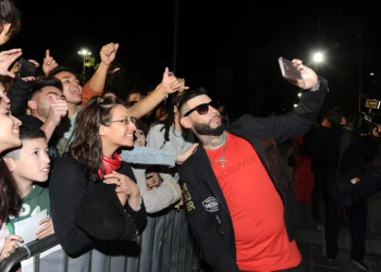 EL MAL MOMENTO DE ULISES BUENO EN PLENO SHOW: LO TIRARON DEL ESCENARIO Y LE ROBARON TODO