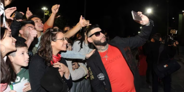 EL MAL MOMENTO DE ULISES BUENO EN PLENO SHOW: LO TIRARON DEL ESCENARIO Y LE ROBARON TODO