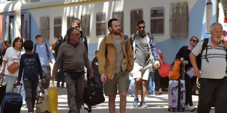 ESTÁN A LA VENTA LOS SERVICIOS DE LARGA DISTANCIA DE LA LÍNEA ROCA