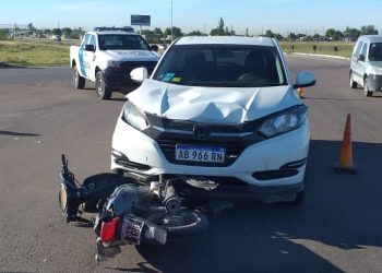UNA MOTO IMPACTÓ CONTRA UNA CAMIONETA EN INDIADA Y AV. EL BENTEVEO