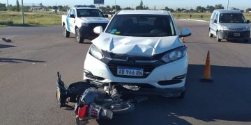 UNA MOTO IMPACTÓ CONTRA UNA CAMIONETA EN INDIADA Y AV. EL BENTEVEO