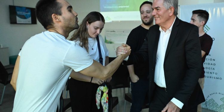 FONDO SEMILLA: GAY ENTREGÓ EL PREMIO A 5 GANADORES
