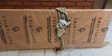 CAMINABA CON UNA PUERTA EN LA MANO Y NO PUDO JUSTIFICAR DE DÓNDE LA SACÓ