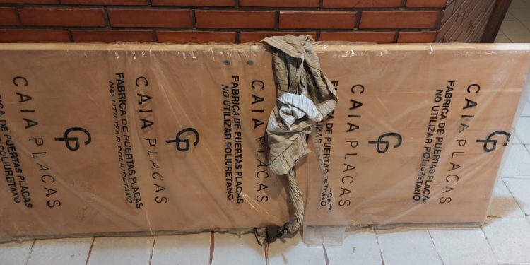 CAMINABA CON UNA PUERTA EN LA MANO Y NO PUDO JUSTIFICAR DE DÓNDE LA SACÓ