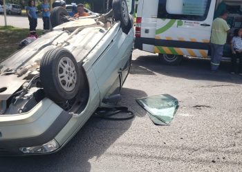 UN AUTO VOLCÓ TRAS UN ACCIDENTE DE TRÁNSITO