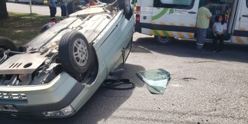 UN AUTO VOLCÓ TRAS UN ACCIDENTE DE TRÁNSITO