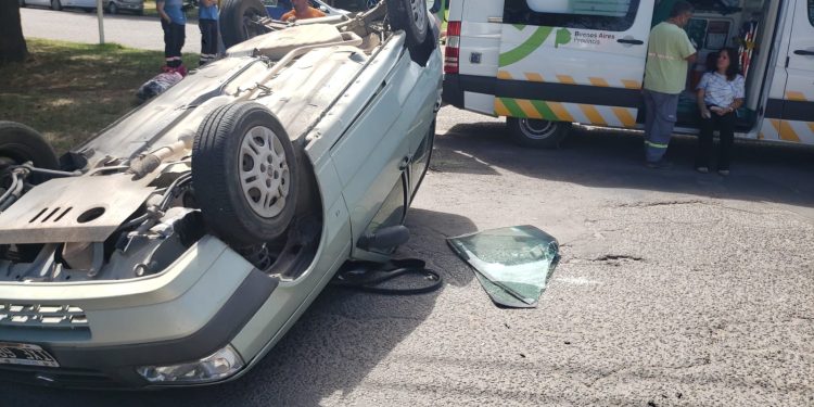 UN AUTO VOLCÓ TRAS UN ACCIDENTE DE TRÁNSITO