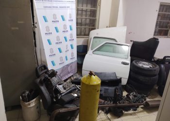 LE APEDREARON LA CASA Y TERMINÓ DETENIDO POR ROBO DE AUTOPARTES