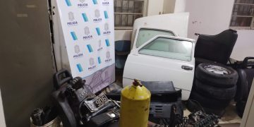 LE APEDREARON LA CASA Y TERMINÓ DETENIDO POR ROBO DE AUTOPARTES