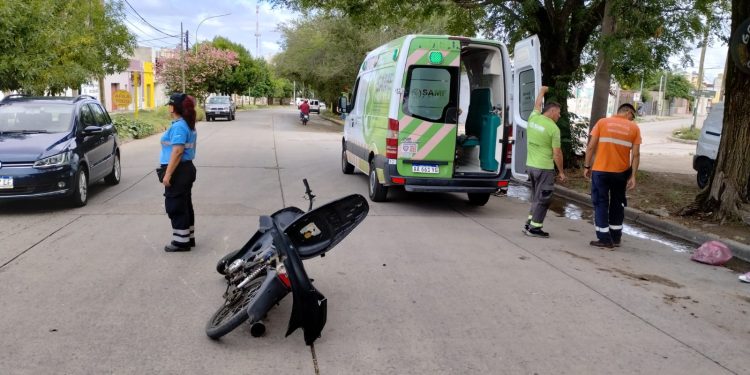 MOTOCICLISTA TERMINÓ CON FRACTURA EXPUESTA TRAS UN CHOQUE