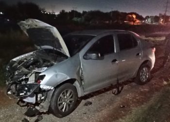 POR ESQUIVAR A UN PERRO CHOCÓ A UNA AMBULANCIA Y TERMINÓ SOBRE EL GUARDARRAÍL