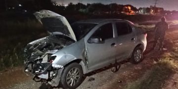 POR ESQUIVAR A UN PERRO CHOCÓ A UNA AMBULANCIA Y TERMINÓ SOBRE EL GUARDARRAÍL