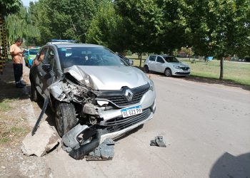 SE DESCOMPENSÓ Y CHOCÓ CONTRA DOS CAMIONETAS