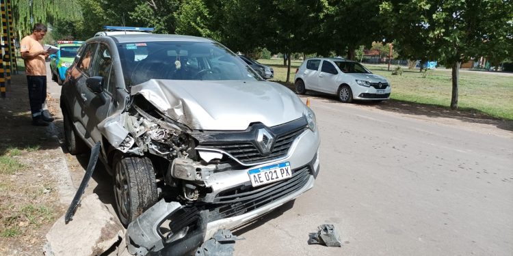 SE DESCOMPENSÓ Y CHOCÓ CONTRA DOS CAMIONETAS