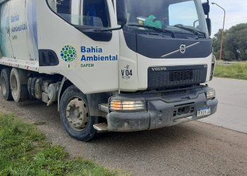 PERDIÓ EL CONTROL DE SU AUTO Y CHOCÓ CONTRA UN CAMIÓN DE SAPEM