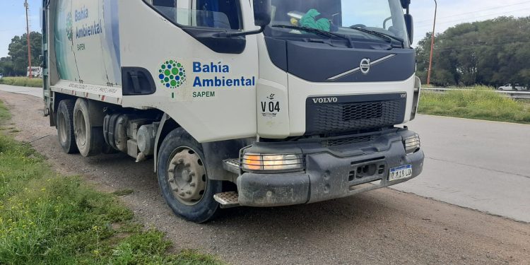 PERDIÓ EL CONTROL DE SU AUTO Y CHOCÓ CONTRA UN CAMIÓN DE SAPEM