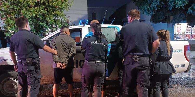 CUATRO PERSONAS ATACARON A UN HOMBRE PARA ROBARLE LA BICICLETA