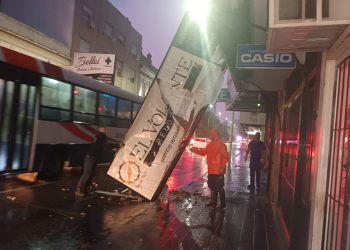 UN CARTEL SE DESPRENDIÓ EN LA PRIMERA CUADRA DE CALLE ESTOMBA
