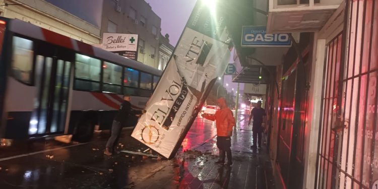 UN CARTEL SE DESPRENDIÓ EN LA PRIMERA CUADRA DE CALLE ESTOMBA