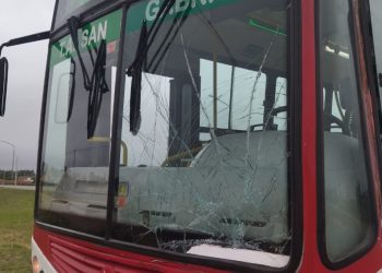 UNA BICICLETA IMPACTÓ CONTRA UN COLECTIVO
