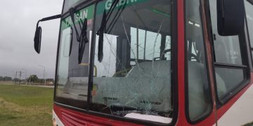 UNA BICICLETA IMPACTÓ CONTRA UN COLECTIVO