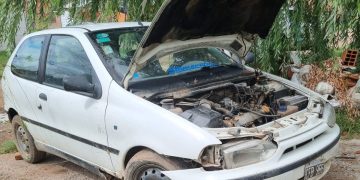 UN HOMBRE ARREGLABA UN AUTO Y SE LE CAYÓ ENCIMA