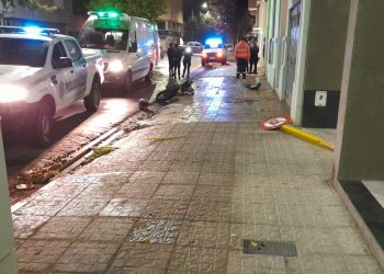 IBA EN MOTO Y CHOCÓ CONTRA UN CARTEL DE TRÁNSITO