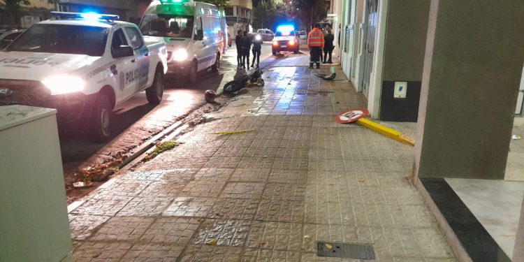 IBA EN MOTO Y CHOCÓ CONTRA UN CARTEL DE TRÁNSITO