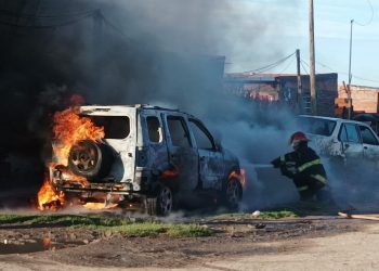 INCENDIO DE UNA CAMIONETA EN PLENA CALLE