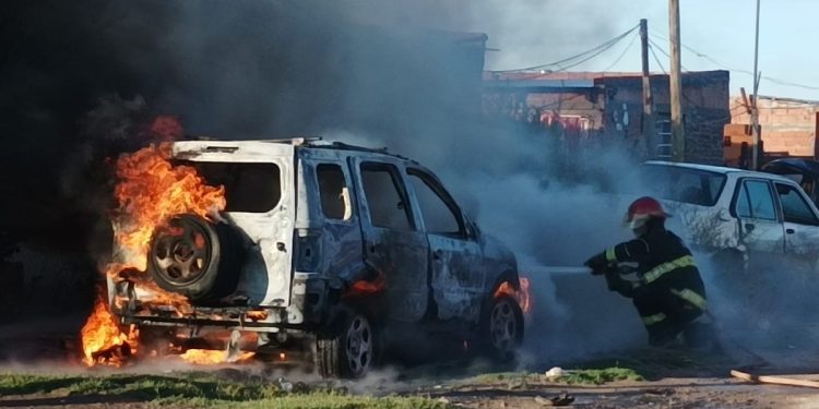 INCENDIO DE UNA CAMIONETA EN PLENA CALLE
