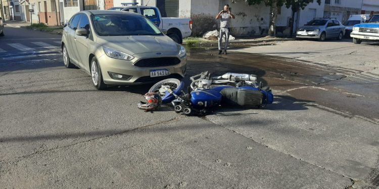 UN AUTO Y UNA MOTO COLISIONARON EN CHICLANA Y WASHINGTON