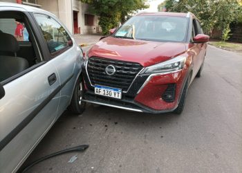 ESTABA ESTACIONADO EN DOBLE FILA Y FUE IMPACTADO DE ATRÁS POR OTRO AUTO