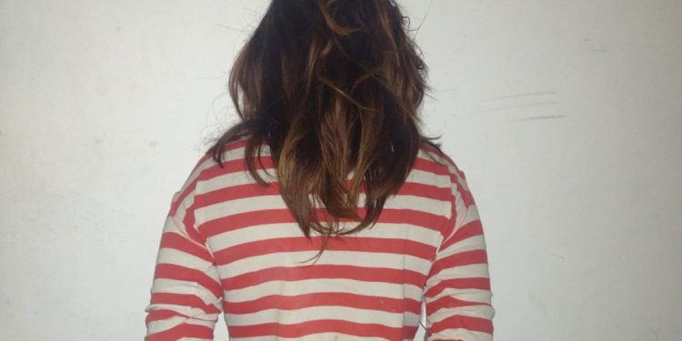 UNA MUJER APREHENDIDA POR AMENAZAR A SU NOVIO CON UN CUCHILLO