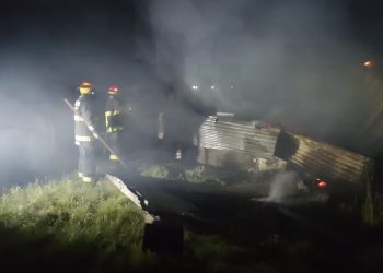 UNA PRECARIA VIVIENDA SE PRENDIÓ FUEGO PASADA LA MEDIANOCHE