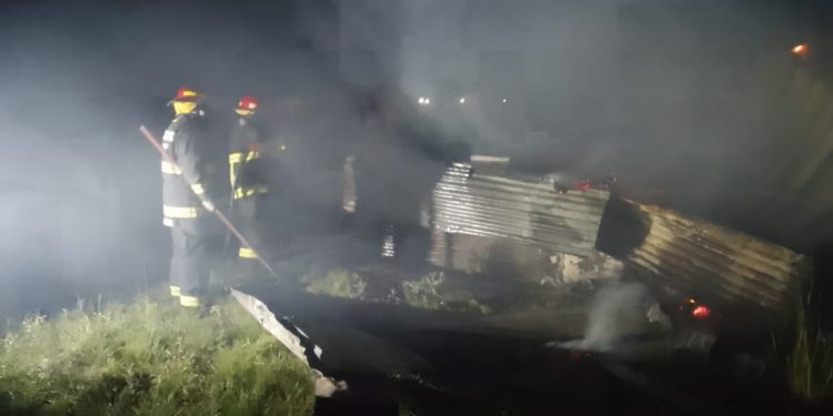 UNA PRECARIA VIVIENDA SE PRENDIÓ FUEGO PASADA LA MEDIANOCHE